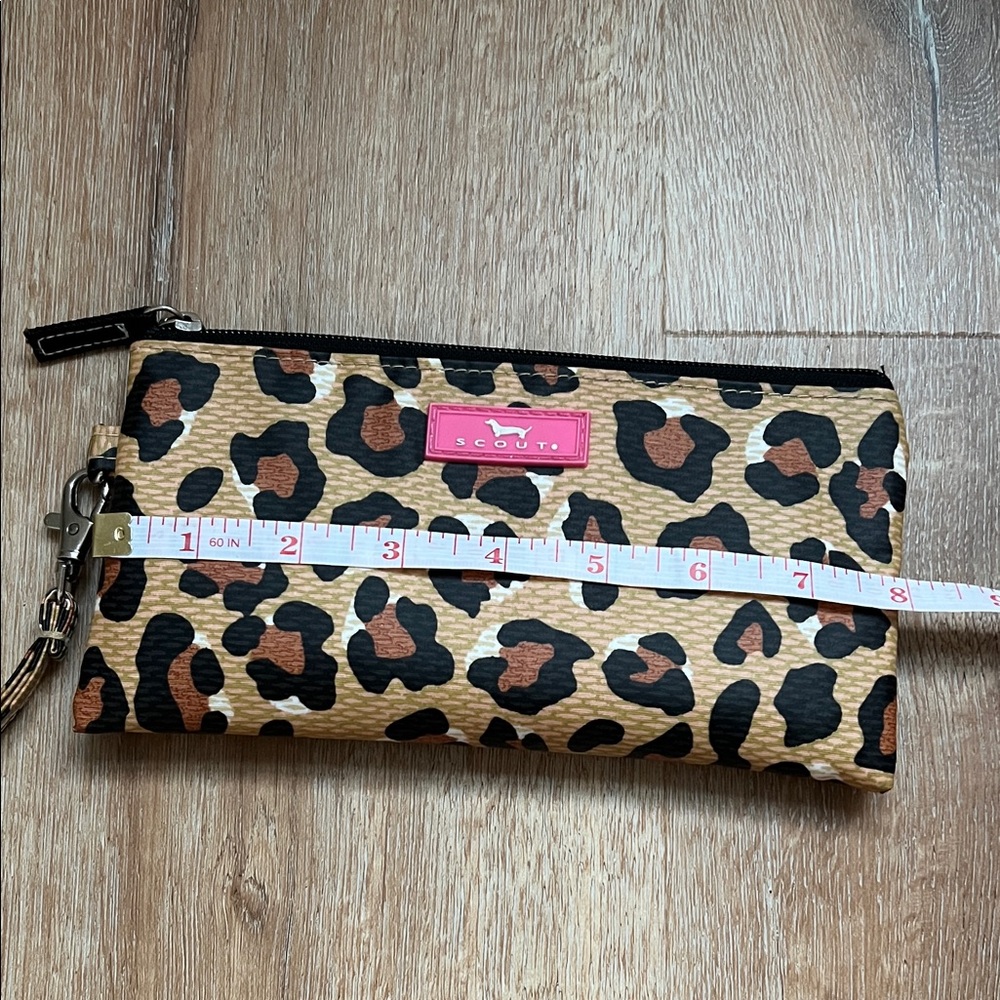 Scout ⭐️ Wild Leopard Print Wristlet Clutch - Picture 7 of 9
